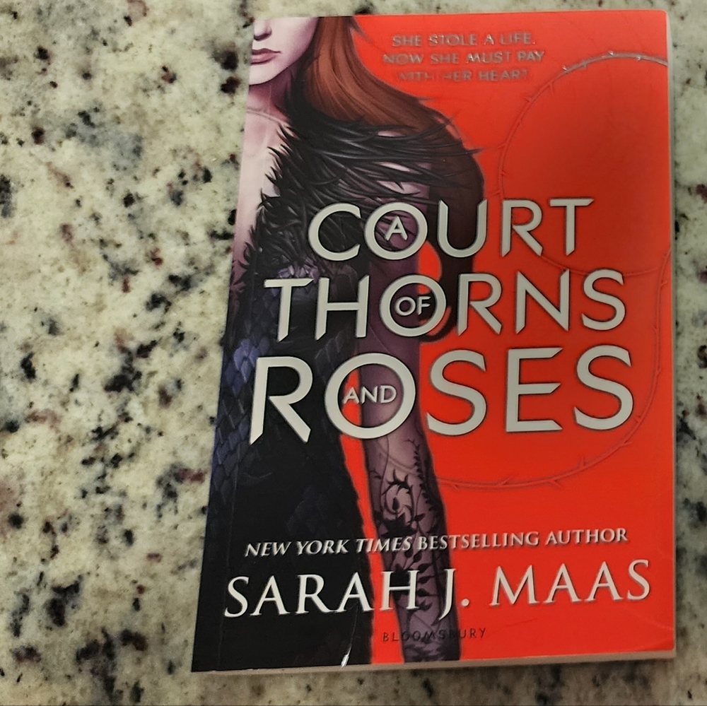 ACOTAR.                A court of thorns and roses paperback OG cover UK edition